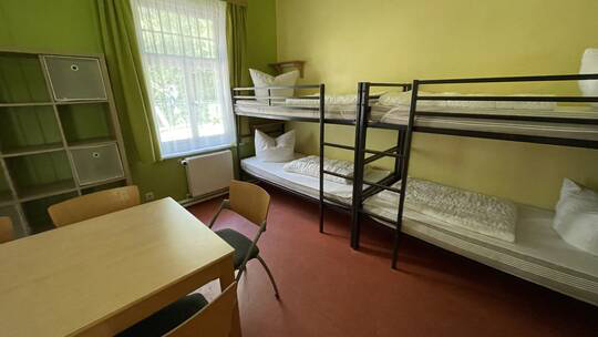 2 Klassenfahrt Usedom FerienparkAhlbeck Seitenhaus Mehrbettzimmer