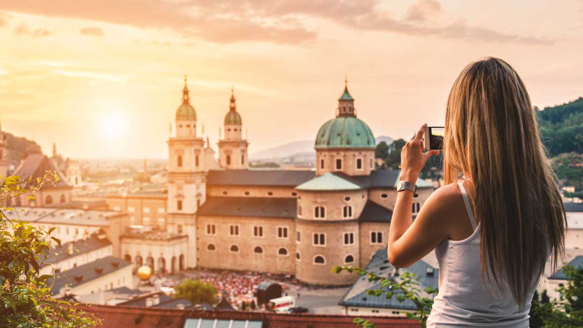 Schülerin fotografiert den Salzburger Dom