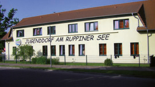 1 Klassenfahrt BrandenburgischeSeen JugenddorfamRuppinerSee Außenansicht 1 Klassenfahrt BrandenburgischeSeen JugenddorfamRuppinerSee Außenansicht