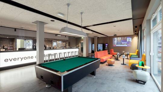 4 Klassenfahrt Berlin a&oBerlinHauptbahnhof Kickertisch