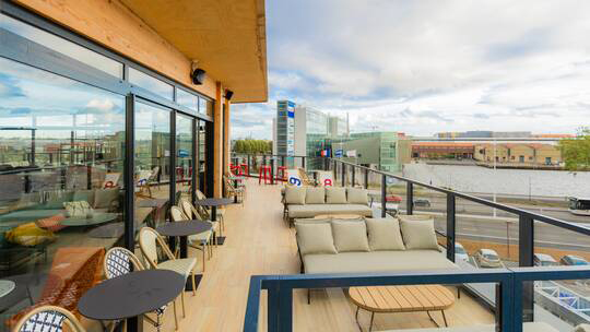 4 Klassenfahrt LeHavre ThePeopleHostelLeHavre Terrasse