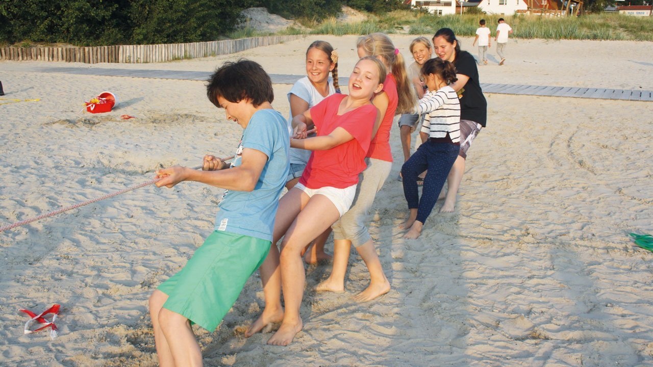 Klassenfahrt Rügen/Altefähr Schüler beim Tauziehen