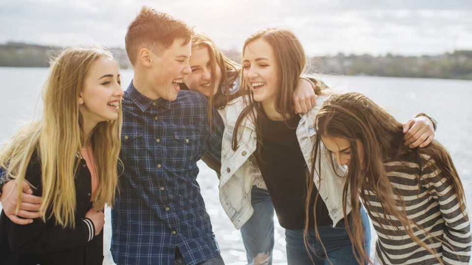 Klassenfahrt Osnabrücker Land Schüler halten ihre Daumen hoch und sitzen auf einem Heuballen im Osnabrücker Land
