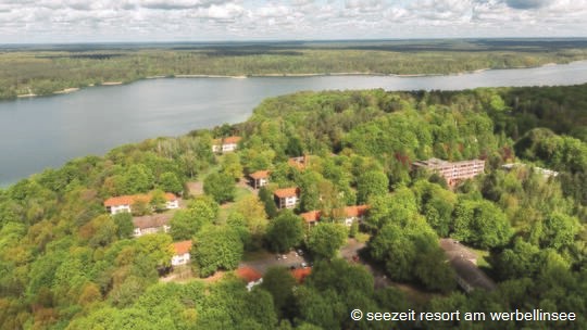 1 Klassenfahrt BrandenburgischeSeen seezeitresortamwerbellinsee AußenansichtLuftbild