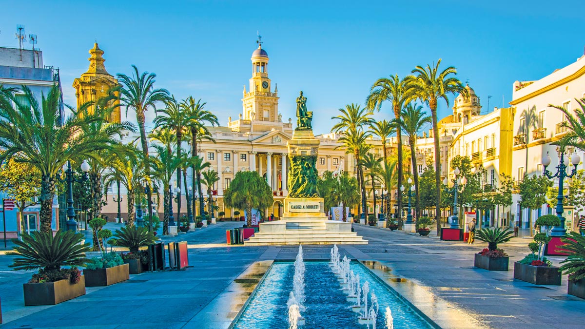 Rathaus in Andalusien mit kleinen Springbrunnen im Vordergrund