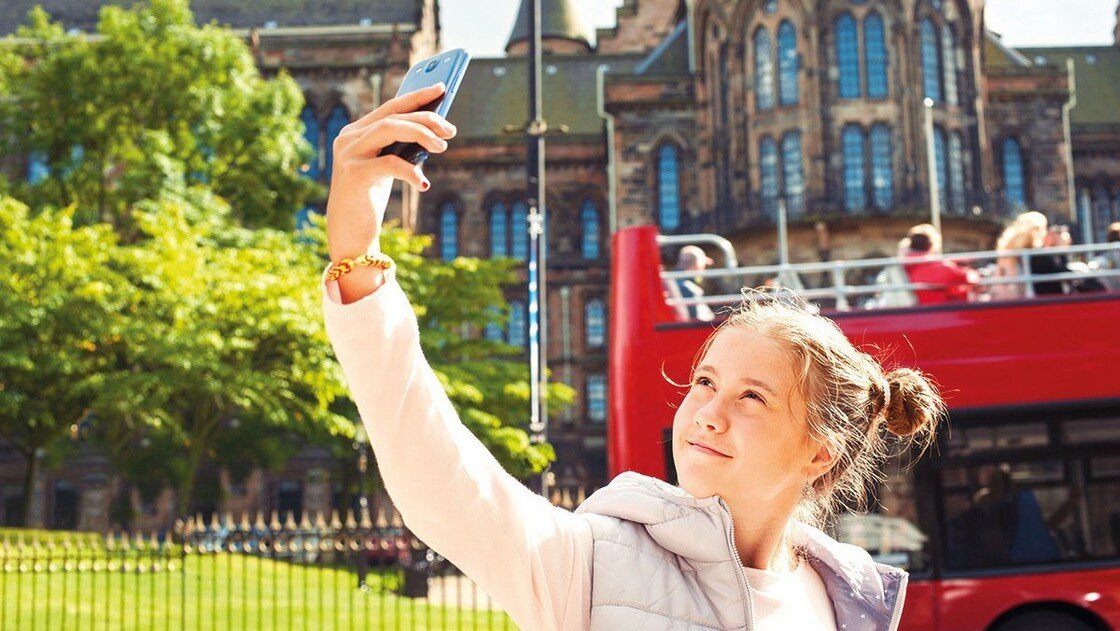 Schülerin macht ein Selfie in Glasgow