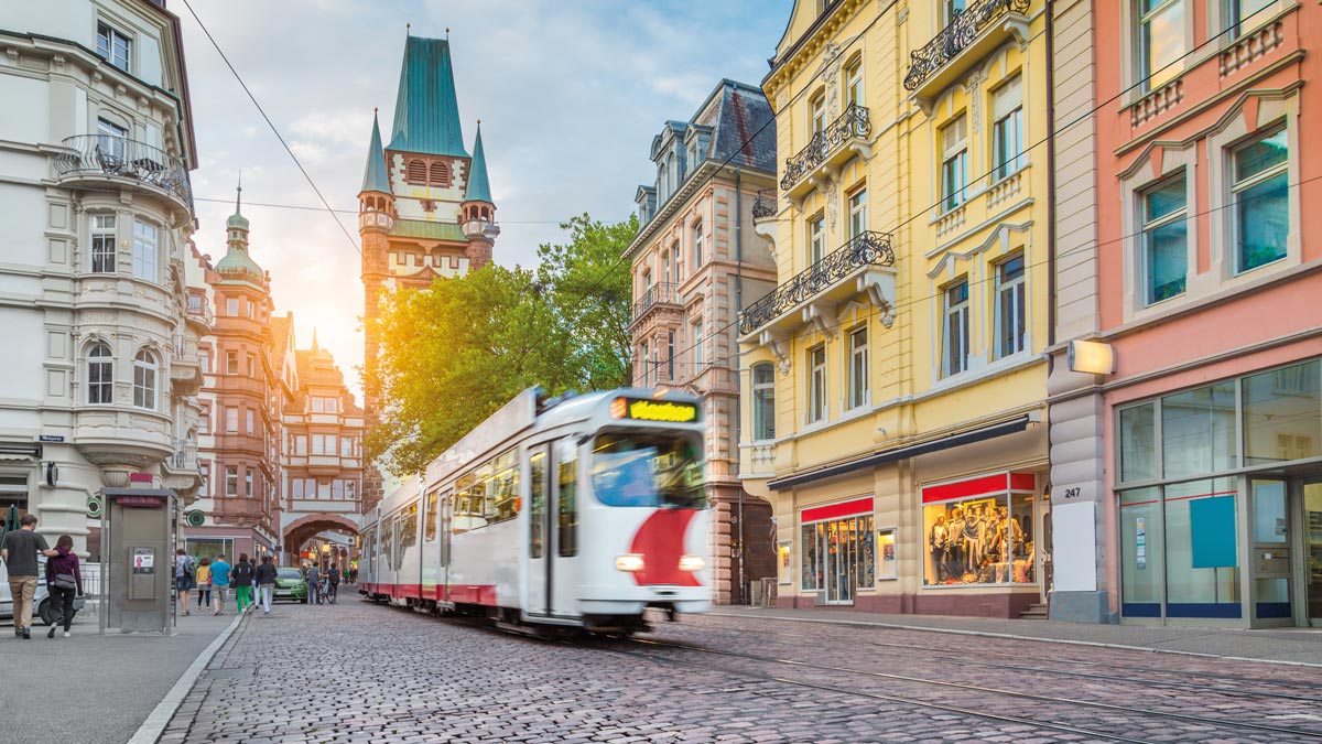 Gasse mit Straßenbahn in Freiburg