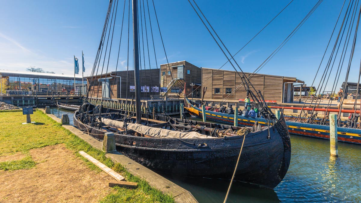 Altes Segelschiff im Hafen