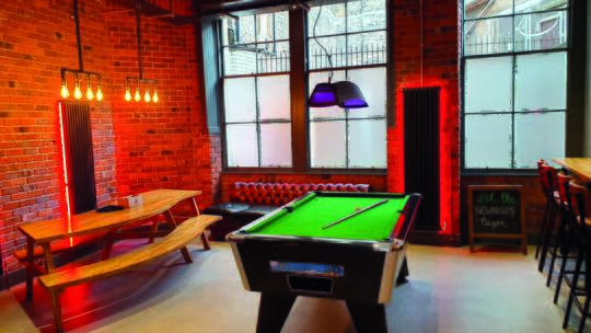 4 Klassenfahrt Edinburgh KickAssHostelGreyfriars Billardtisch