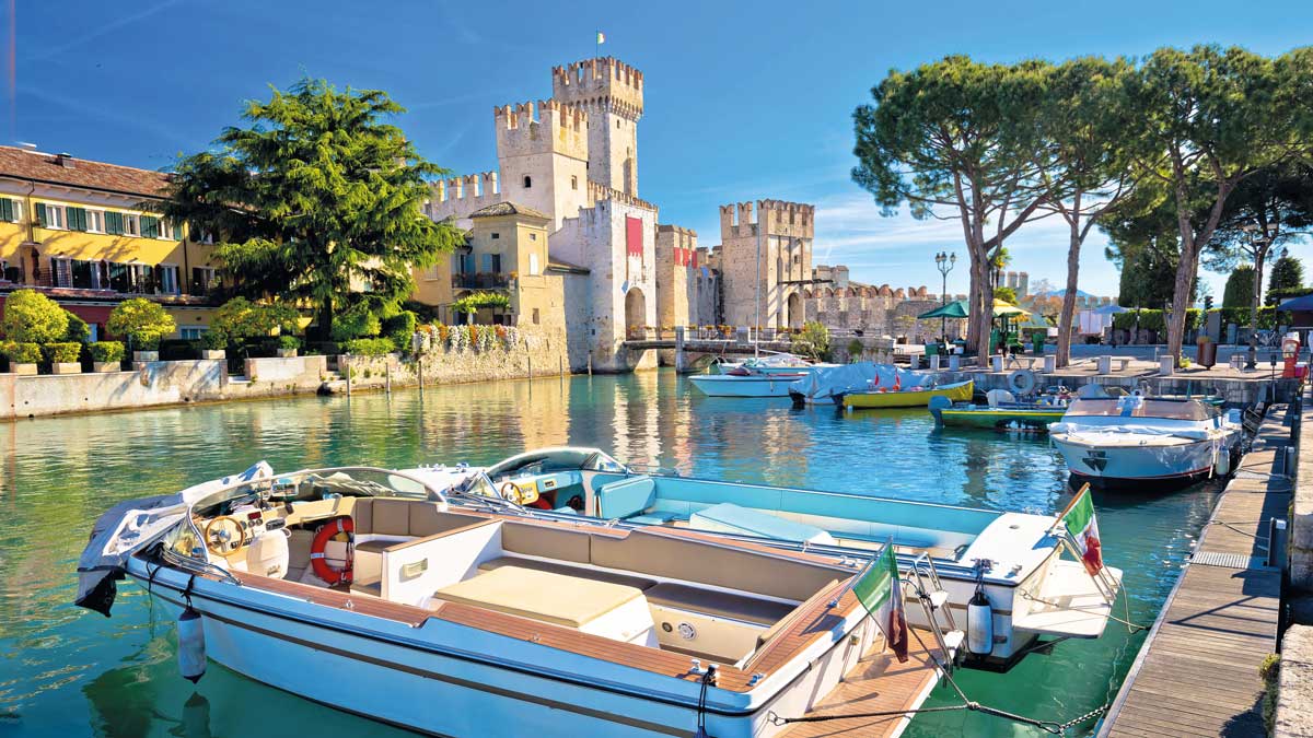 Blick auf einen Hafen am Gardasee