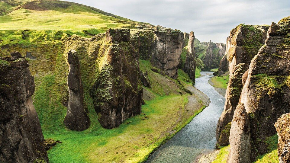 Schlucht auf Island grün