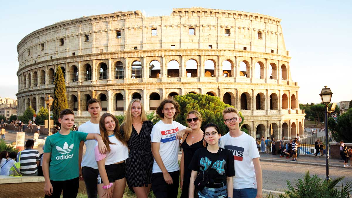 Schüler vor dem Kolosseum in Rom