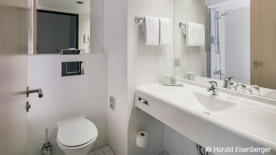 3 Gruppenreise Hamburg ArcotelRubin Badezimmer