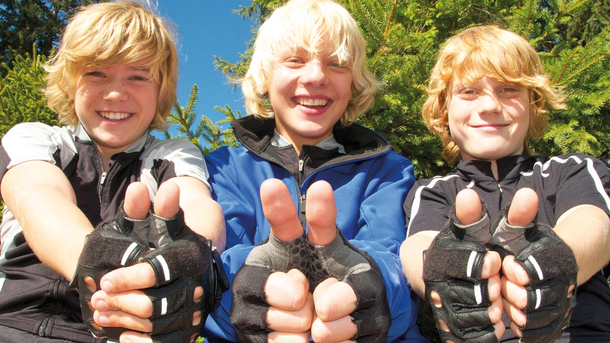 Schüler in Winterberg zeigen den Daumen nach oben