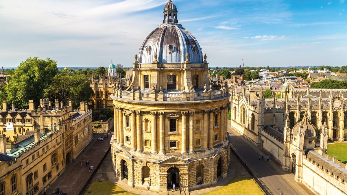 Klassenfahrt Oxford MINT Klassenfahrt nach Oxford zum Fachprogramm MINT mit Blick auf die Bodleian Library