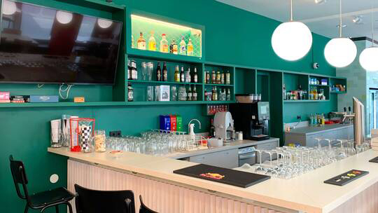 4 Klassenfahrt Berlin MEININGERHotelBerlinHauptbahnhof Bar