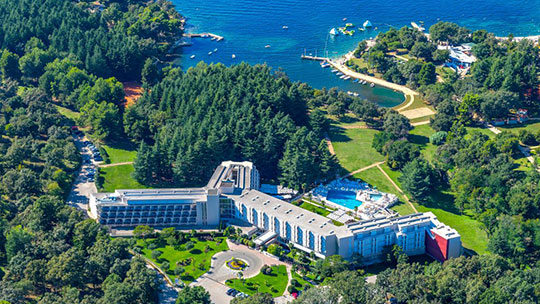 1 Klassenfahrt Istrien HotelsderPlava Laguna Kette Blickvonoben 1 Klassenfahrt Istrien HotelsderPlava Laguna Kette Blickvonoben