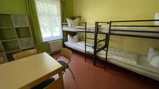 2 Klassenfahrt Usedom FerienparkAhlbeck Seitenhaus Mehrbettzimmer