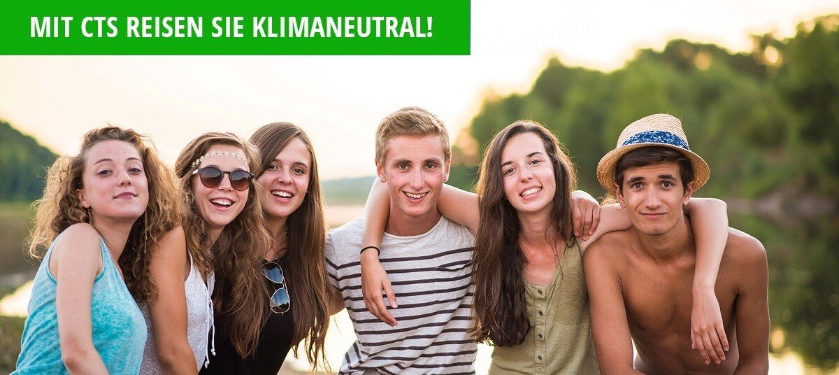 Anfrage Klassenfahrten und Reisen für Jugendgruppen glückliche und zufriedene Schülergruppe