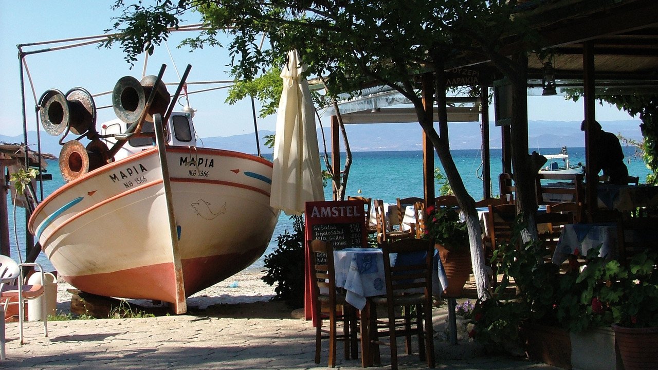 Taverne mit Boot im Vordergrund