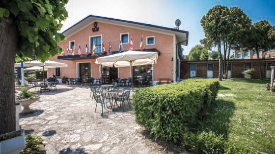 1 Klassenfahrt Gardasee HotelJohnson Außenansicht