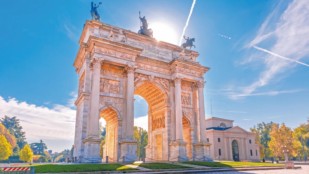 Der Triumphbogen Arco della Pace bei Sonnenschein
