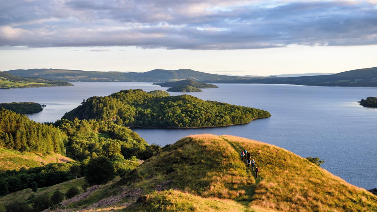 Schottische Hügel, die in den See Loch Lomond hineinragen