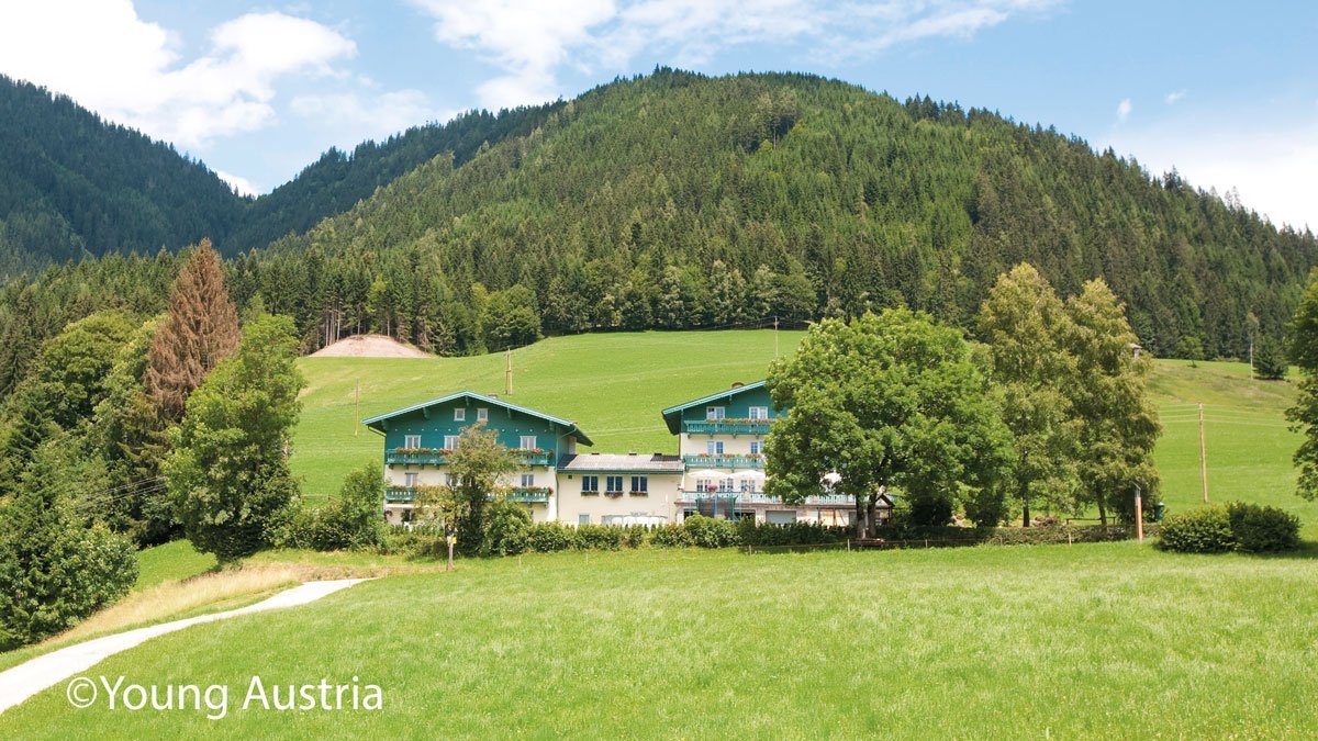 Blick auf die Unterkunft vor bergiger Landschaft Klassenfahrt Werenweng