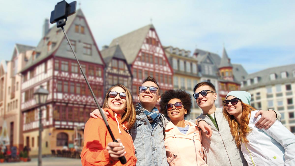 Schüler machen ein Selfie in Frankfurt