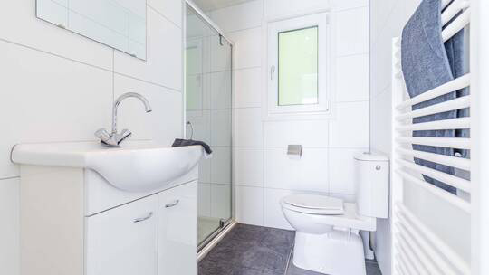 3 Klassenfahrt Noordwijk EuroParcsParcduSoleil Badezimmer