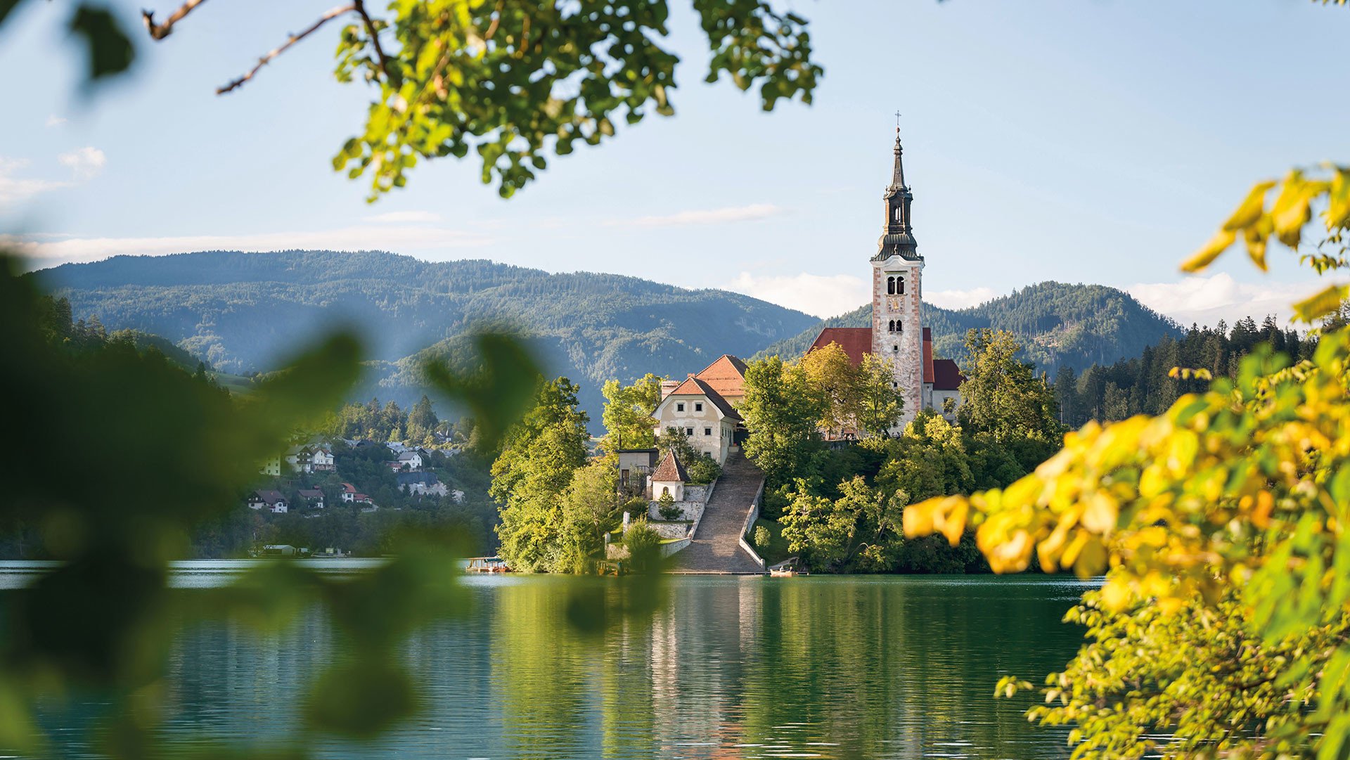Gruppenreisen Slowenien Bled mit See und Kirchturm