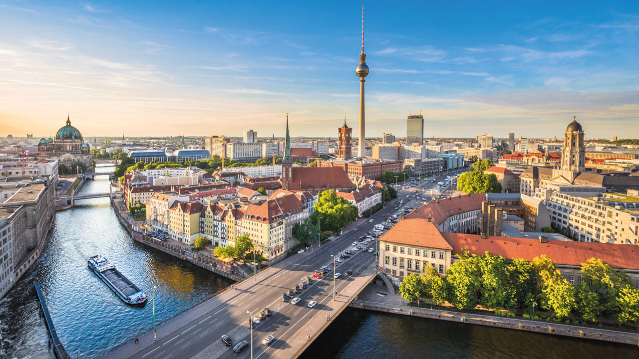 Schüler vor dem Brandenburger Tor in Berlin