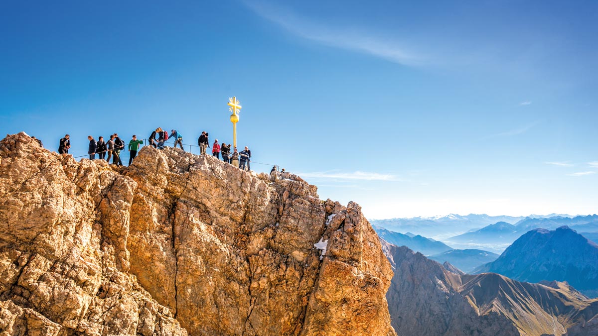 Schülergruppe auf einem Gipfel