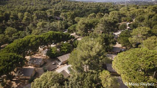 2 Klassenfahrt LaSeynesurmer HuttopiaForetdeJanas AnlageausVogelperspektive