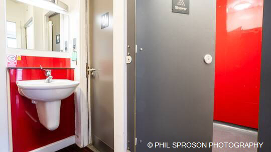 5 Klassenfahrt LiverpoolundManchester YHAManchester Bad