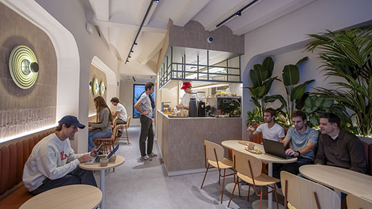 2 Klassenfahrt Valencia HostelTCHMercadoCentral Aufenthaltsraum
