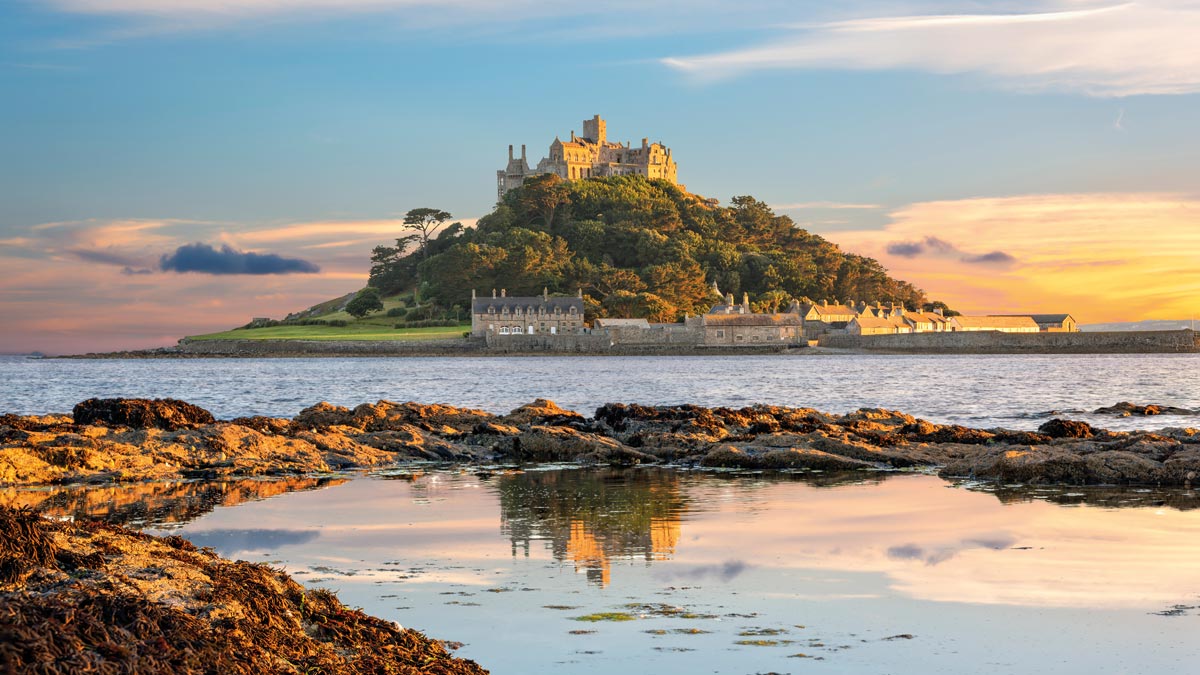 Burg auf dem Berg St Michaels Mount, umgeben von Wasser