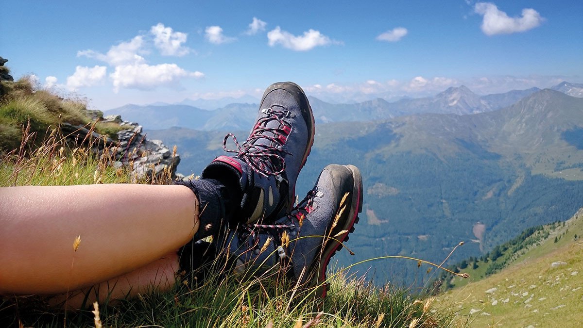 Klassenfahrt Salzburger Land/Radstadt Eine Person ruht sich auf den Bergen aus und legt die Füße hoch