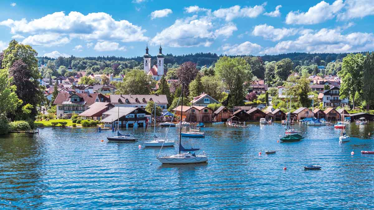Boote fahren auf dem Starnberger See