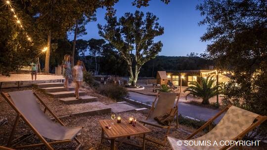 3 Klassenfahrt LaSeynesurmer HuttopiaForetdeJanas abendlicheAtmosphäre
