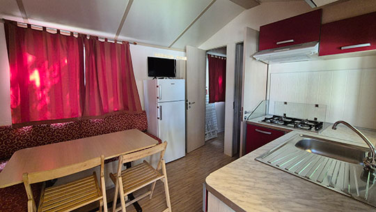 3 Klassenfahrt Triest CampingVillageMarePineta MobilheimKueche