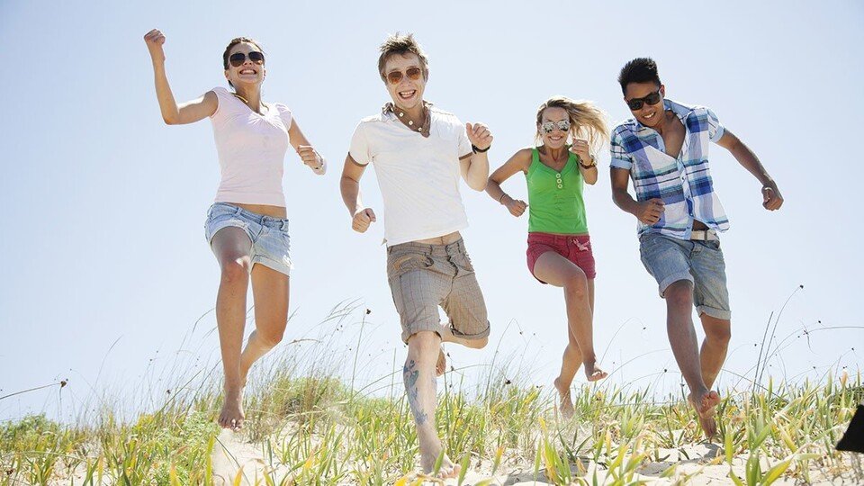 Gruppe von Schülern am Strand von Ho