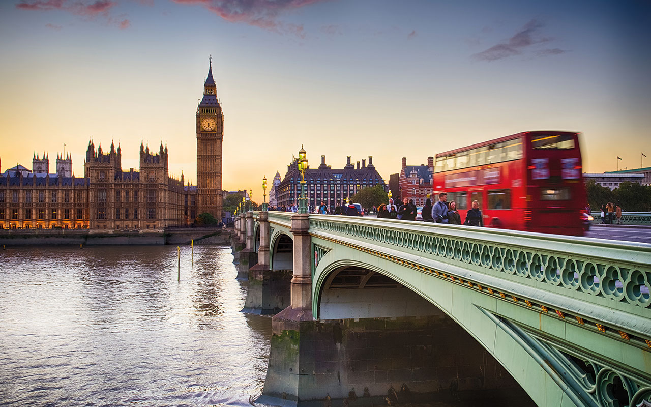 Gruppenreisen nach England Rote London-Busse vor dem Big Ben