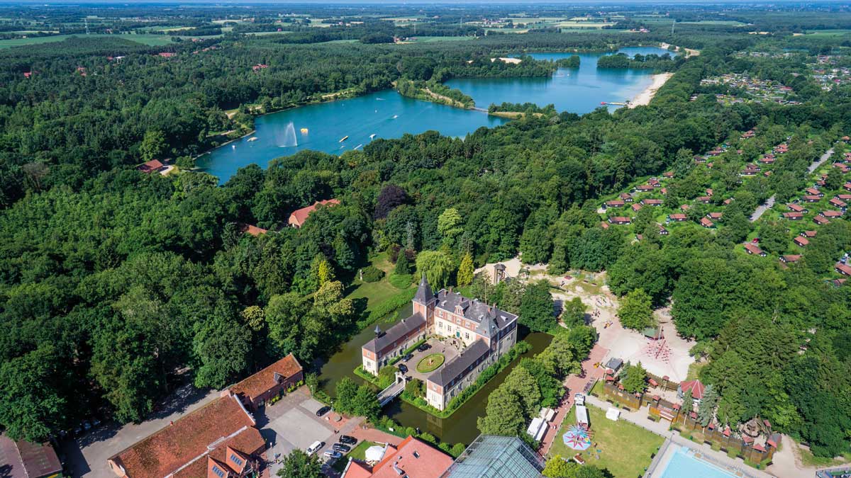 Luftaufnahme vom Schloss Dankern und dem Dankernsee