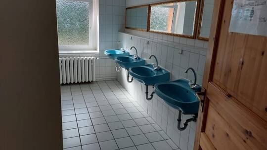 3 Klassenfahrt Usedom SchullandheimCampPeenemünde HausUsedom Waschraum