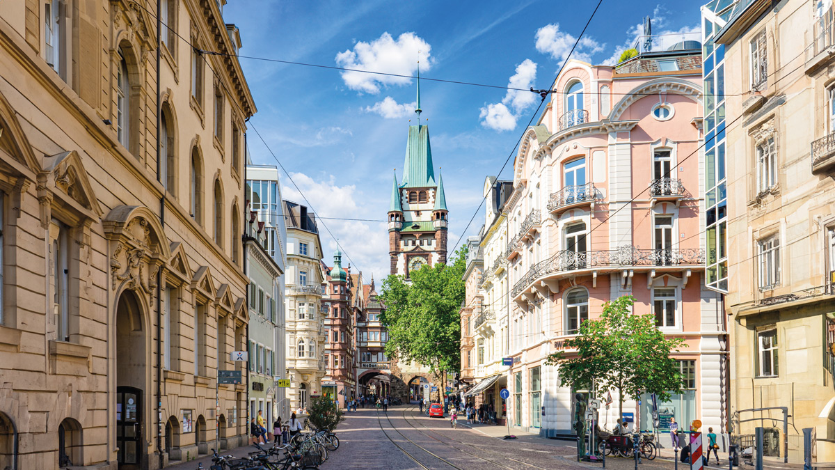 Schülerin schaut über Freiburg