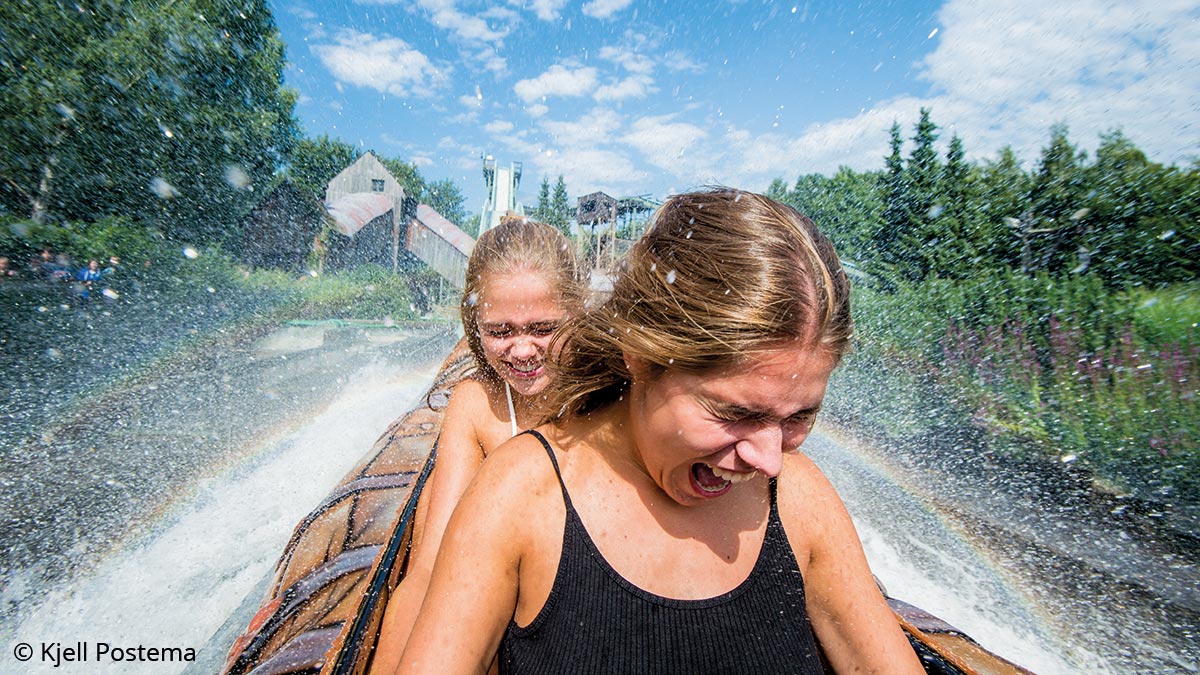 Jugendliche in einer Wasserrutsche