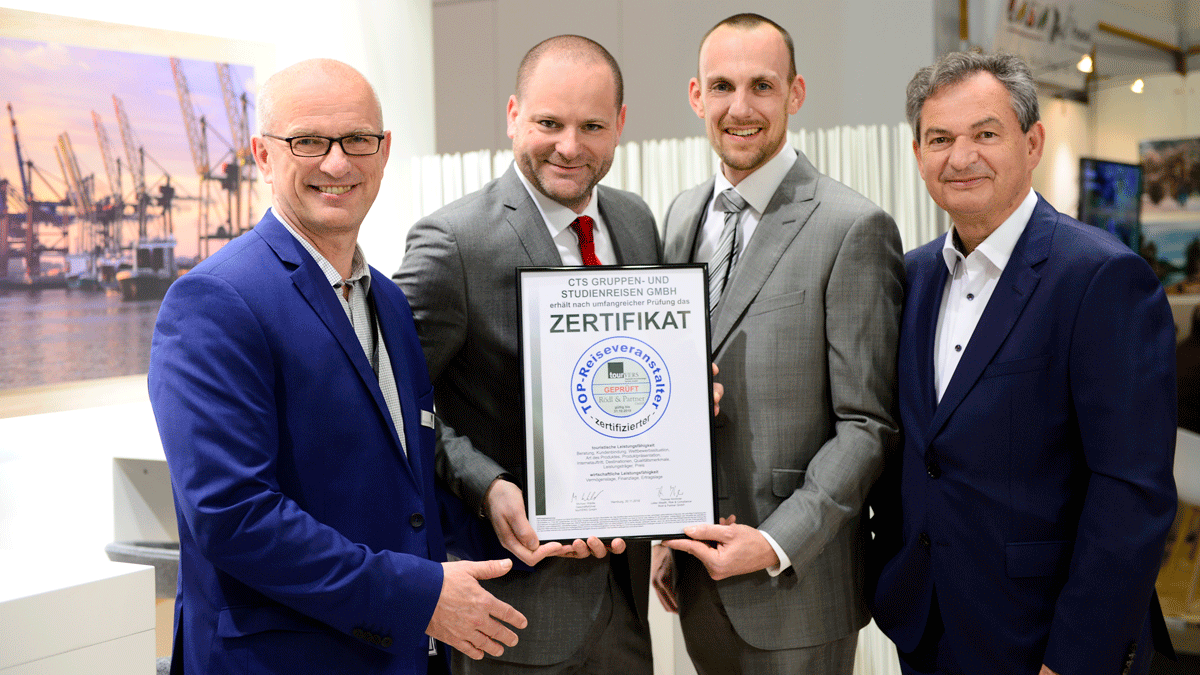 Übergabe Top-Reiseveranstalter 2019 auf der ITB Übergabe des Zertifikats zum Top-Reiseveranstalter auf der ITB 2019 in Berlin