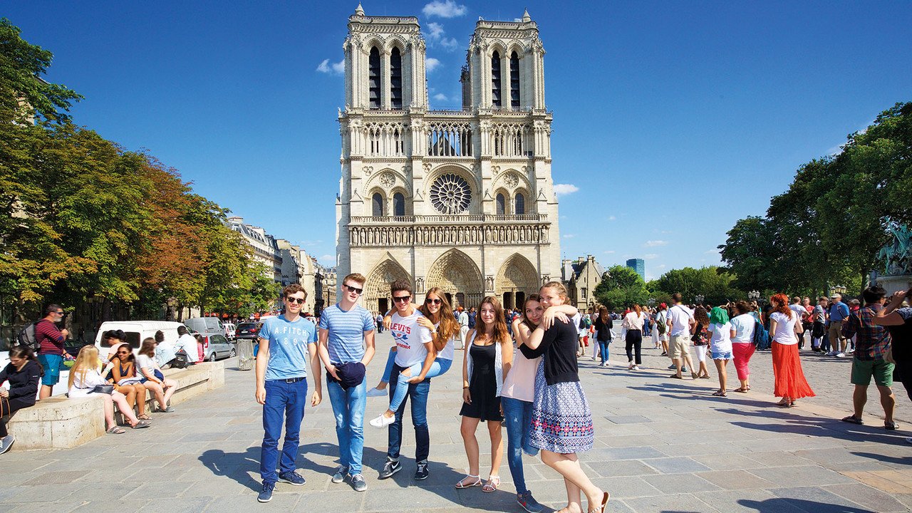 Hochschulexkursionen nach Frankreich Jungen und Mädchen vor der Kirche Notre Dame