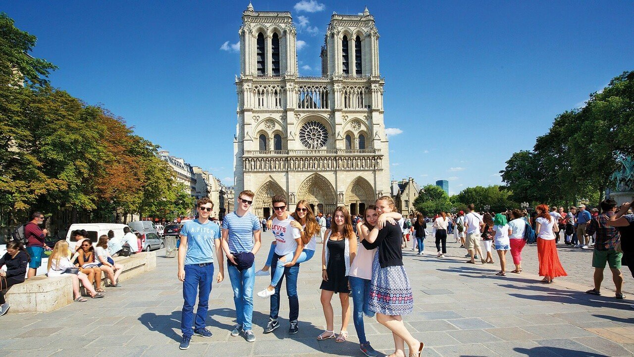 Klassenfahrten nach Frankreich Jungen und Mädchen vor der Kirche Notre Dame